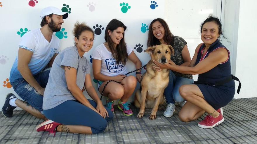 La nueva familia de Floky y los voluntarios de la protectora, esta mañana. / / Noé Parga