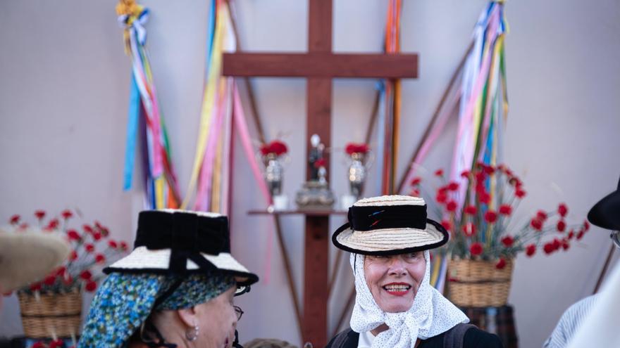 Un desfile folclórico y 67 cruces: un 3 de mayo de lo más variopinto en La Laguna