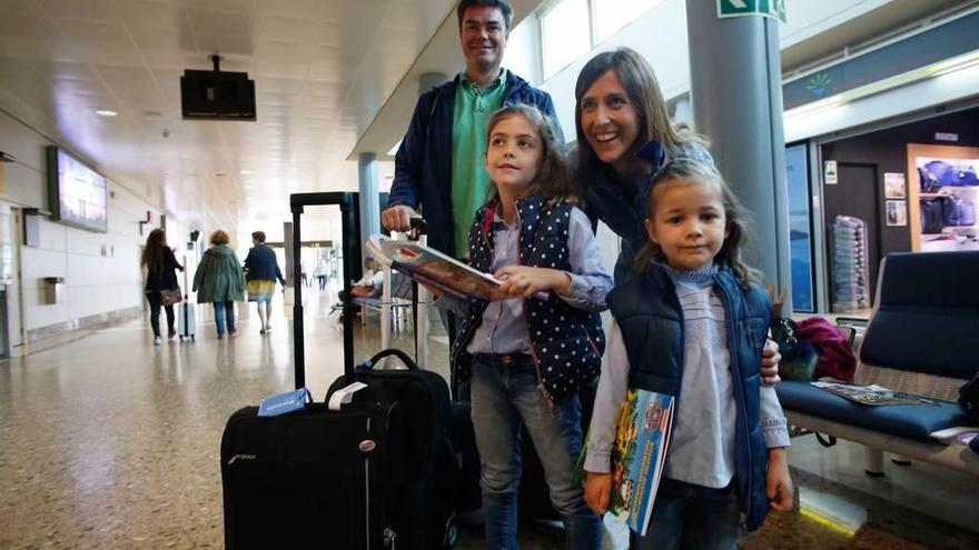 Daniel Esguía y Beatriz Turueño con sus hijas Laura y Alicia Esguía.