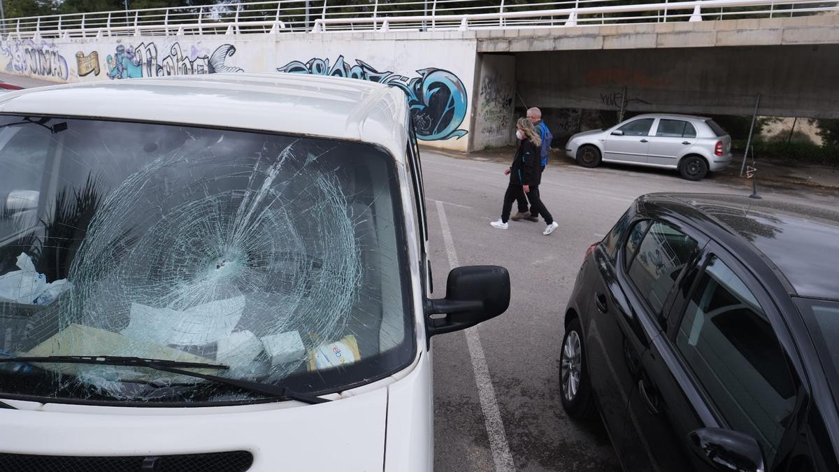 Lunetas reventadas en seis coches aparcados en un parking público próximo al Museo Dámaso Navarro de Petrer.