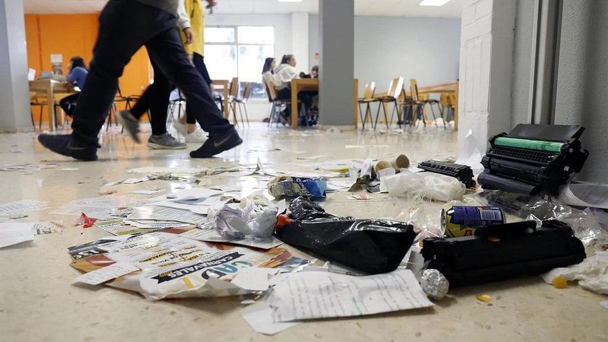 Basura esparcida en una facultad de la Universidad de Málaga durante la huelga del servicio de limpieza.