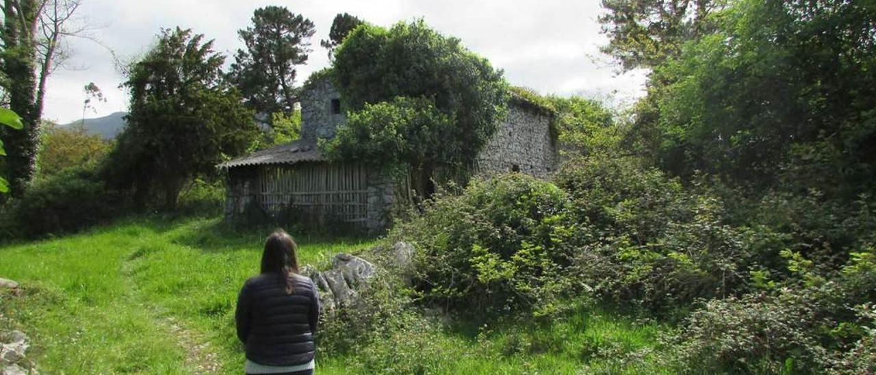 El edificio en mal estado situado en Los Cuetos, en Puertas (Llanes).