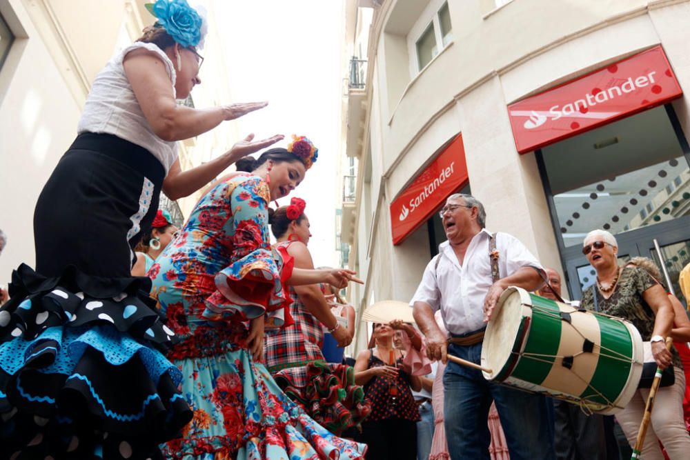 La Feria de Málaga cumple una semana de fiesta. Este miércoles, a pesar de los cielos encapotados y la sensación de bochorno, miles de personas se divierten por las calle del Centro Histórico de Málaga, en un ambiente quizá algo más desahogado de gente que otros días