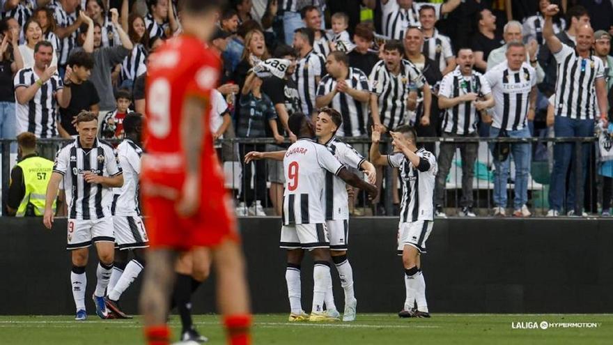 Racing, Las Palmas y Castellón meten presión al Málaga CF