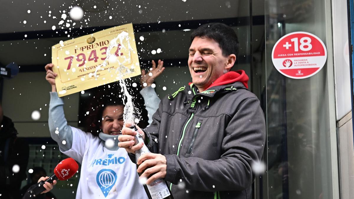 Trabajadores de la administración Nº 246 de Madrid, donde se ha vendido el Gordo de la Lotería de Navidad.