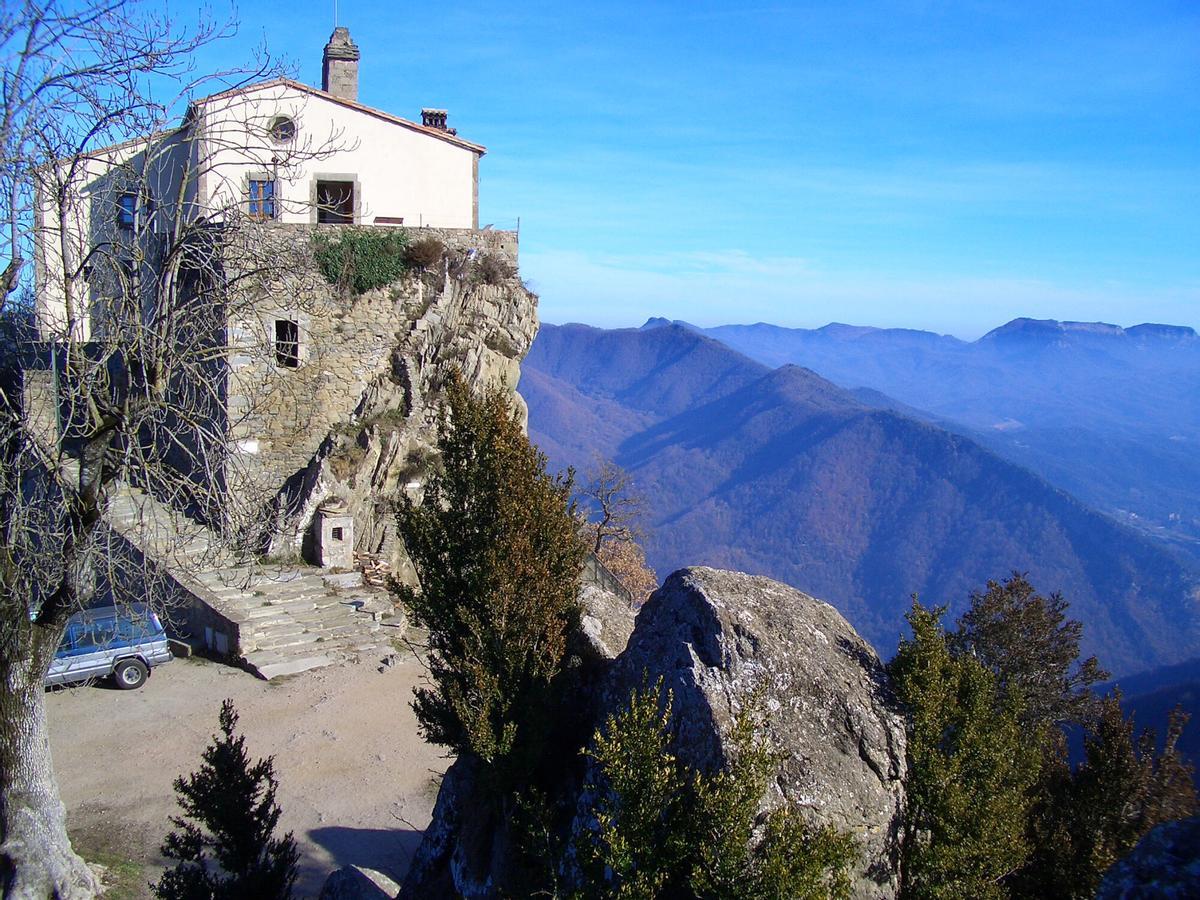 Santuari de Bellmunt i panoràmica sobre la vall del Ges a la comarca d'Osona.