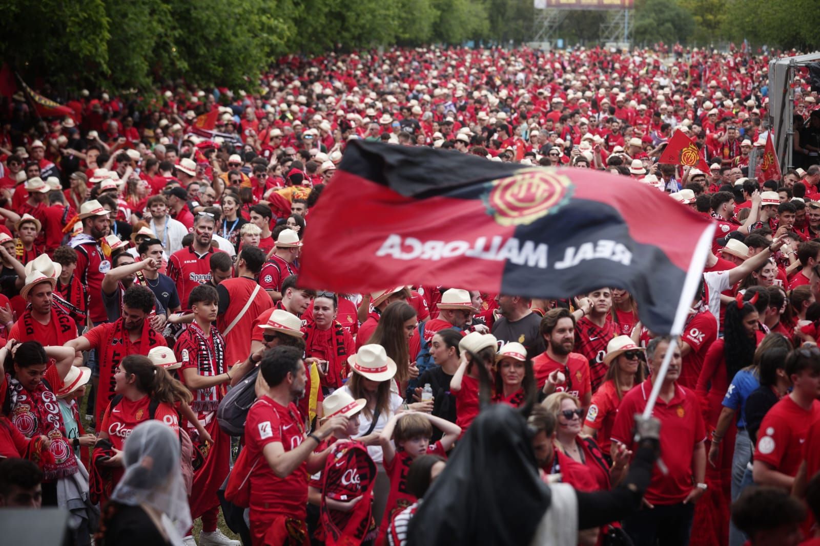 La afición mallorquinista llena la Fan Zone bermellona antes de la final