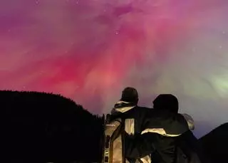 Una aurora boreal alumbra varios cielos nocturnos de toda Europa