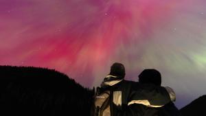Una aurora boreal alumbra varios cielos nocturnos de toda Europa