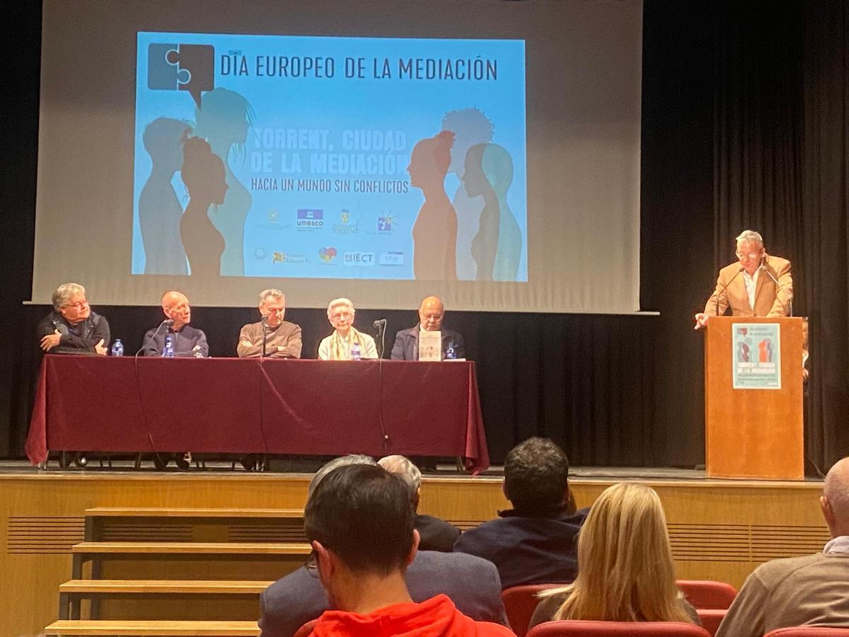 Una imagen del acto por el día europeo de la mediación en Torrent