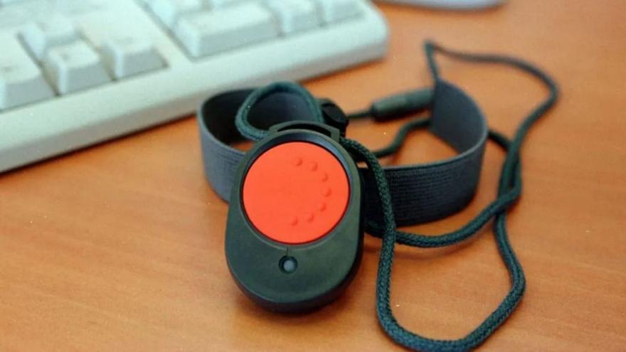 Un tipo de pulsera telemática contra el maltrato.  | EFE/RAQUEL MANZANARES