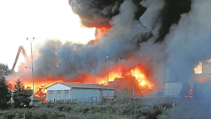 declarado un incendio en un desguace en gijón