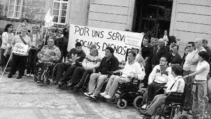 Los manifestantes concentrados ante el Concello de Ponteareas, ayer. / D.P.