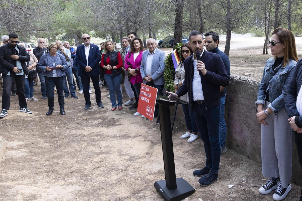 El PSPV de València conmemora el día de Todos los Santos en el Paredón de Paterna