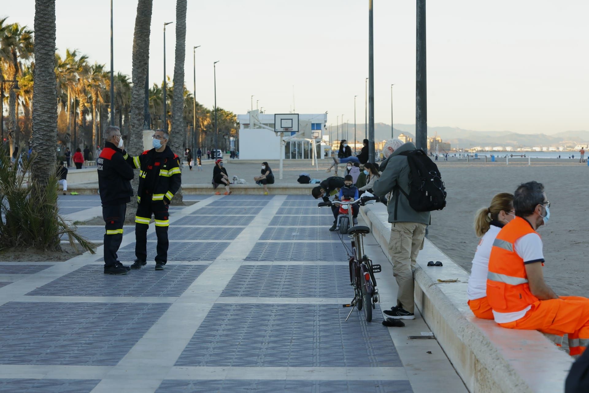 Buscan a un joven desaparecido en el agua de la playa de la Malva-rosa