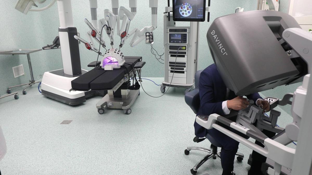 Aragón implanta el primer aparato de cirujía robótica en el hospital Miguel Servet.
