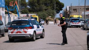 Varias patrullas de los Mossos dEsquadra y dotaciones del SEM en el lugar de los hechos, una calle de un polígono de Valls.