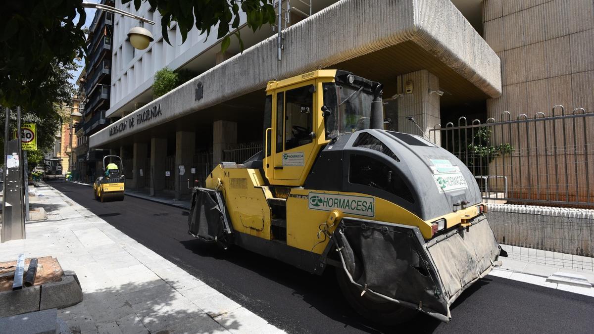 Obras en el tramo del Bulevar de Gran Capitán donde se puso asfalto impreso.