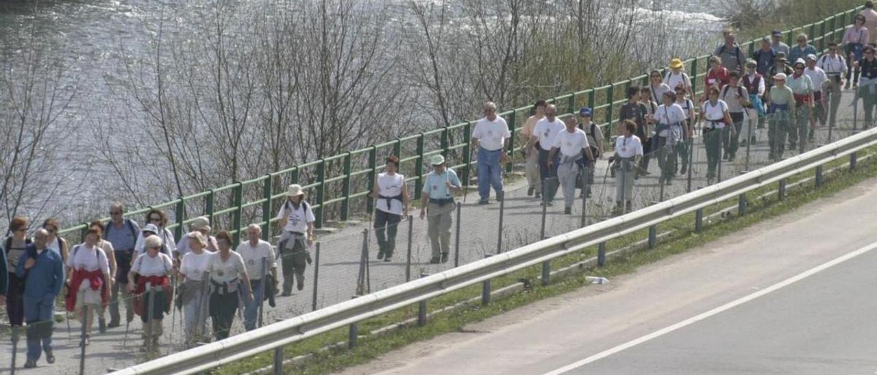 Peregrinos a orillas del Nalón, a la altura de Laviana, recorriendo el Camino de las Asturias. | Fernando Rodríguez