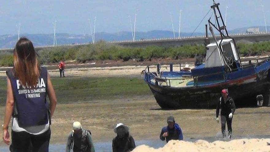 Imagen de la operación desarrollada por el Servicio de Extranjeros y Fronteras en el Tajo, en Lisboa.