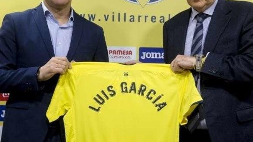 Luis García, junto al presidente del Villarreal, Fernando Roig.