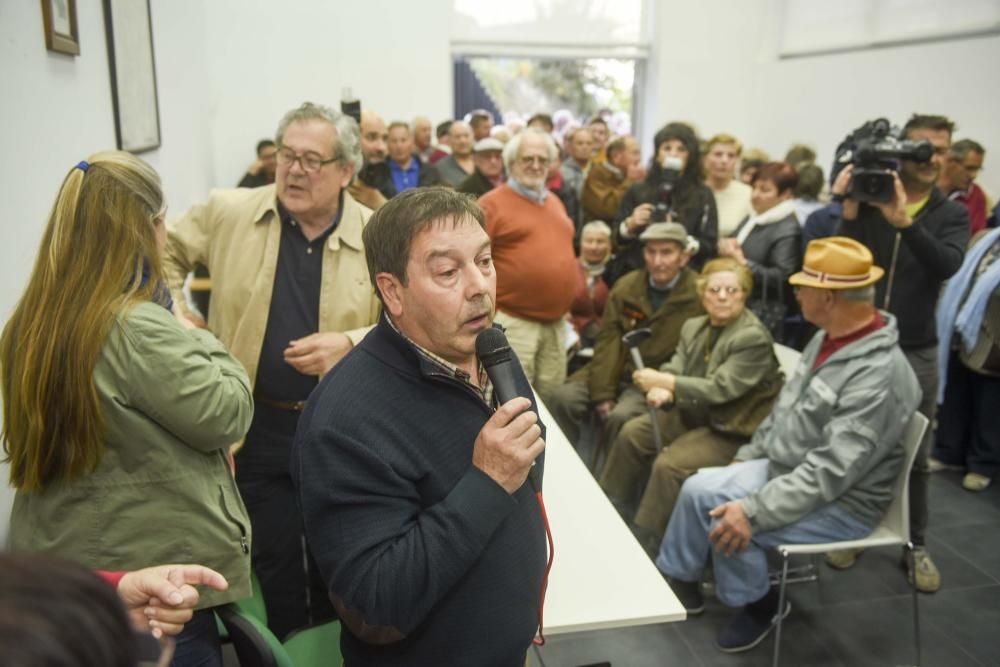 Tensa asamblea de vecinos en Eirís