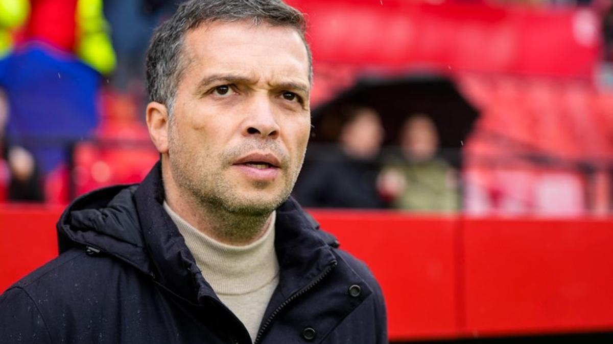 Luis Castro debuta en el banquillo del Levante ante el Sevilla.