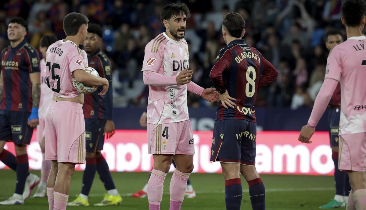 David Costas habla con Olasagasti.  | JOSÉ MIGUEL FERNÁNDEZ / FACTORÍA 9