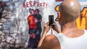 Mural de TVBoy pidiendo respeto a Rubiales