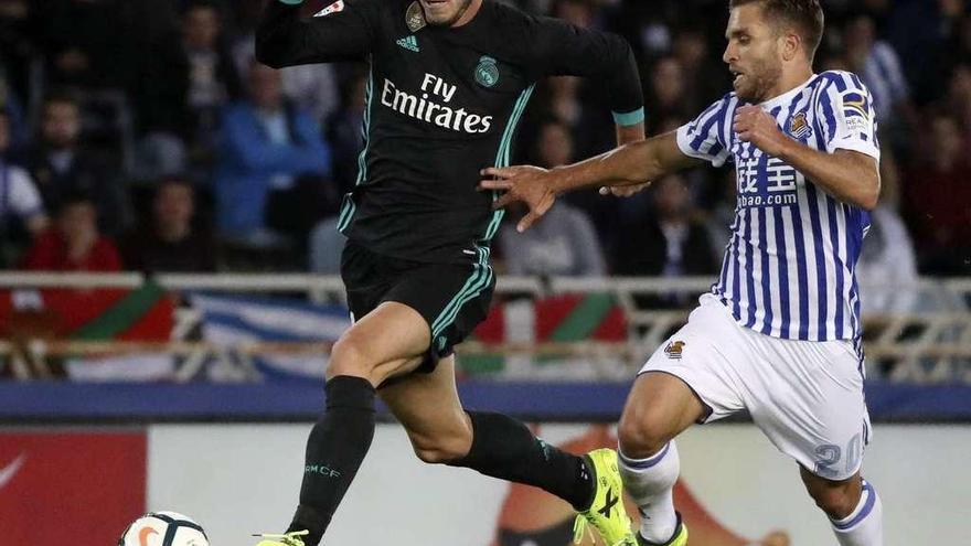 Kevin Rodrigues persigue a Gareth Bale en la jugada del tercer gol madridista.