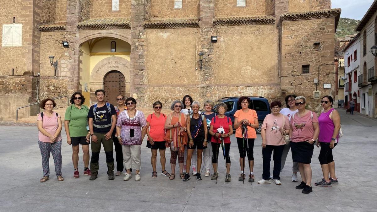 La visita guiada por Roberto del Val recorrió los alrededores y el casco urbano de Alpartir.  | SERVICIO ESPECIAL