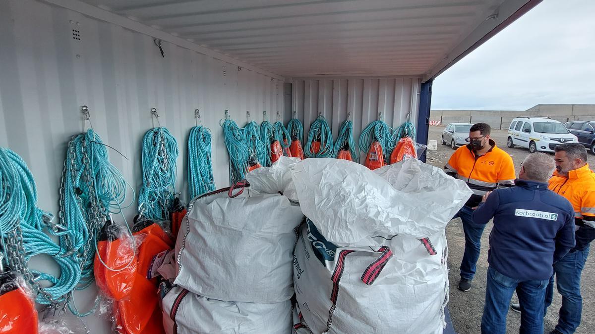 Material anticontaminación depositado en el Puerto de Arinaga.