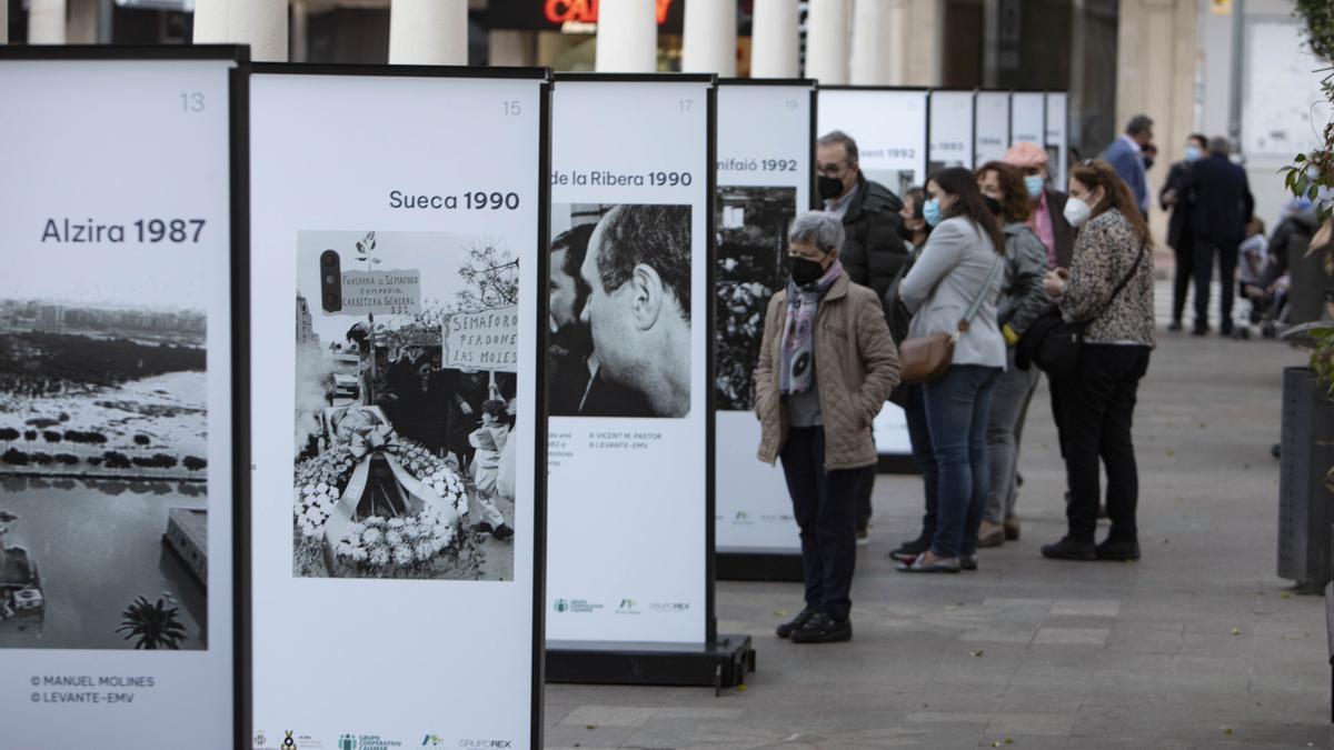 Curiosos visitando la exposición de Levante-EMV en Alzira, la Ribera.