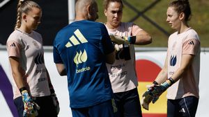 Las guardametas de la selección española femenina de fútbol Esther Sullastres (i), Cata Coll (c) y Adriana Nanclares (d), durante un entrenamiento del conjunto en el marco de la Eurocopa 2025, este miércoles en Lausana (Suiza). 