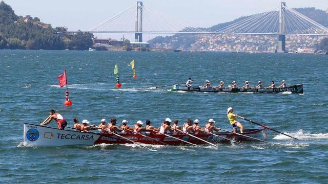 Las embarcaciones de Bueu y Samertolameu durante una regata. | // L. O.