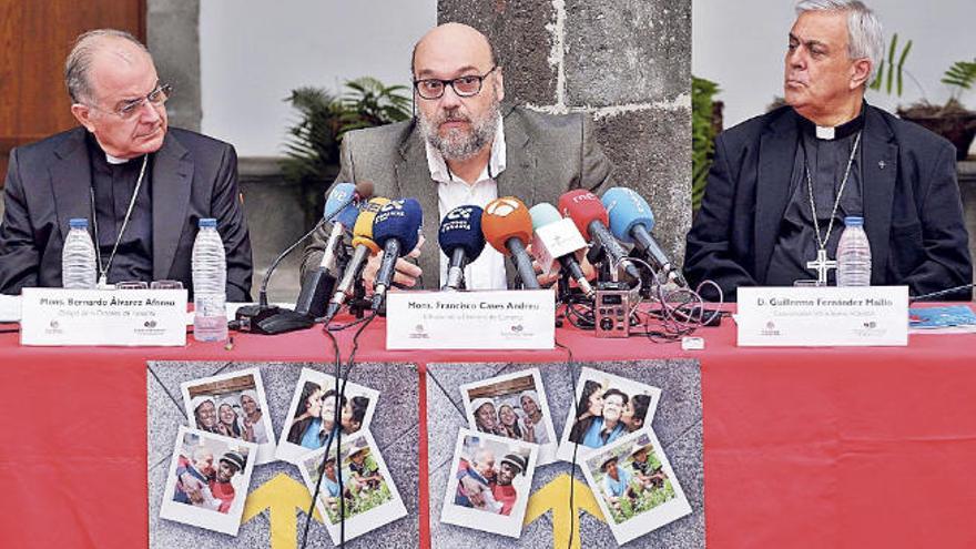 De izquierda a derecha, Francisco Cases, Guillermo Fernández y Bernardo Álvarez, durante la presentación del estudio de la Fundación Foessa en Las Palmas de Gran Canaria.