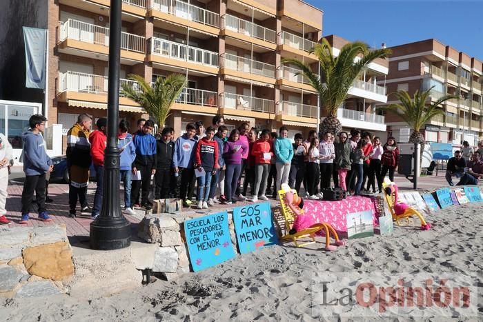 Un 'SOS' gigante para el Mar Menor formado por escolares en Villananitos