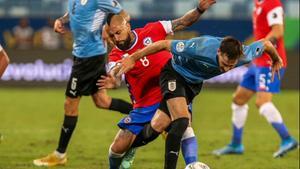 L’Uruguai respira amb un autogol de Vidal que li dona l’empat amb Xile