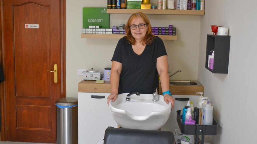 Eva María Nava, en el interior de su peluquería en Las Regueras.