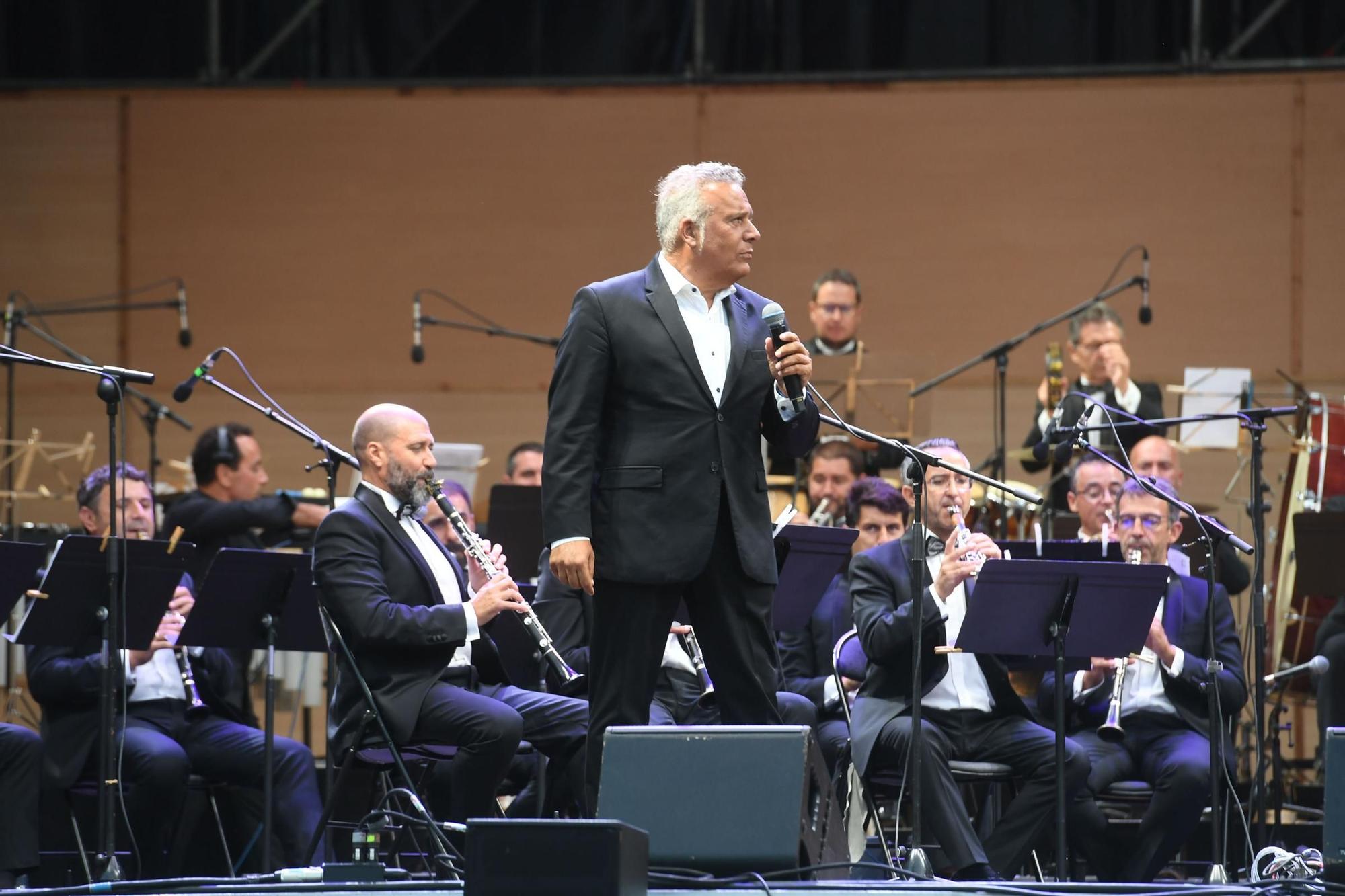 Rosa Cedrón, Xurxo Souto, Miguel Ladrón de Guevara y Paco Lodeiro, con la Banda Municipal en las fiestas de A Coruña