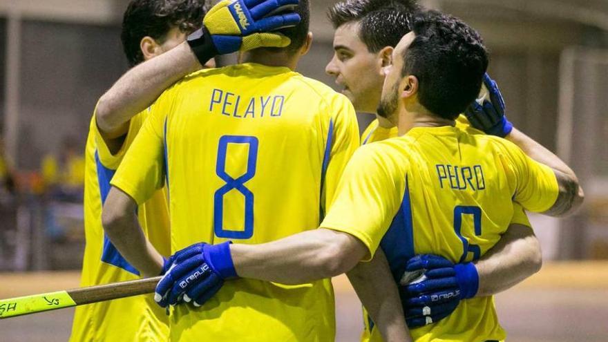 Los jugadores del conjunto asturiano celebran uno de los goles.