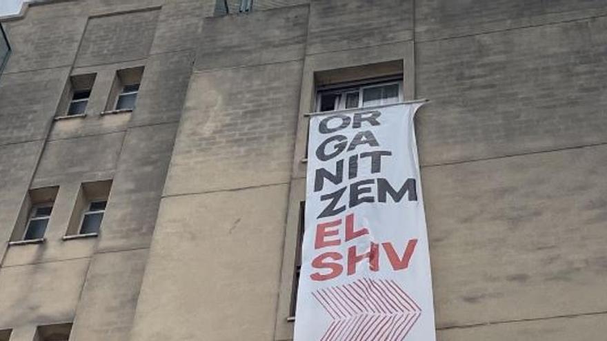 Fachada del edificio okupado en València.