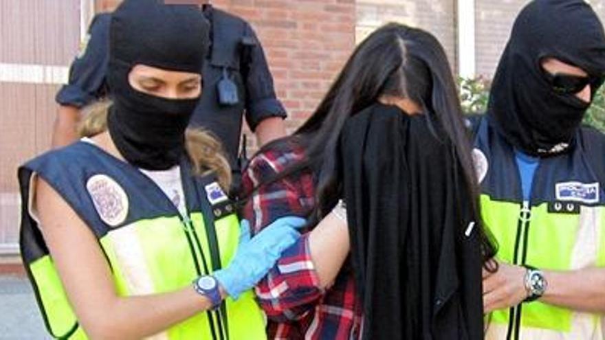 Detenen una noia a Figueres acusada de captar gihadistes