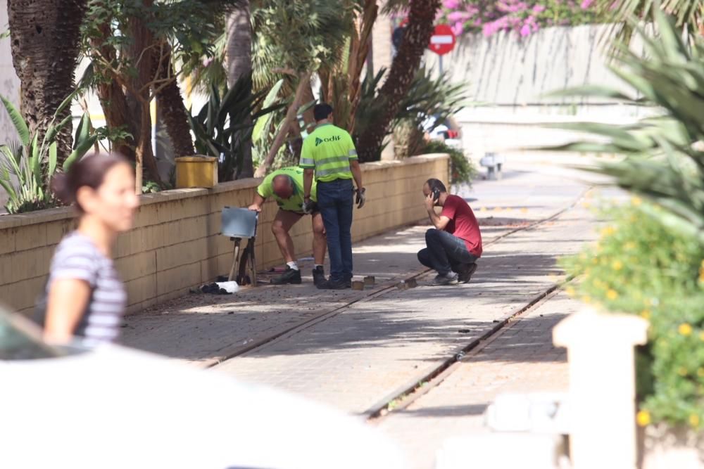 Operarios de Adif trabajando en la vía del tren del Puerto.