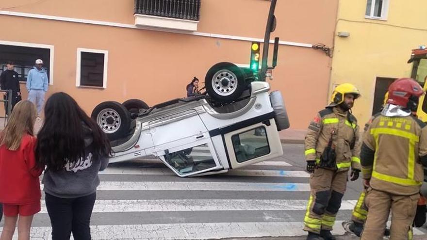 Un xoc entre dos vehicles acaba amb un tot terreny bolcat a Palamós