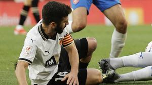 Gayà, lateral del Valencia, cayó lesionado ante el Girona