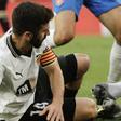 Gayà, lateral del Valencia, cayó lesionado ante el Girona