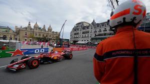 Charles Leclerc, al volante del Ferrari en Mónaco