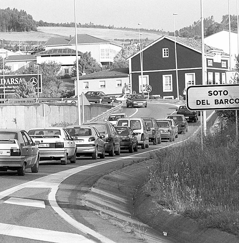 Año 2000: Retenciones de tráfico en Soto del Barco, apodado "El semáforo del Cantábrico", porque obligaba a parar a todos los coches