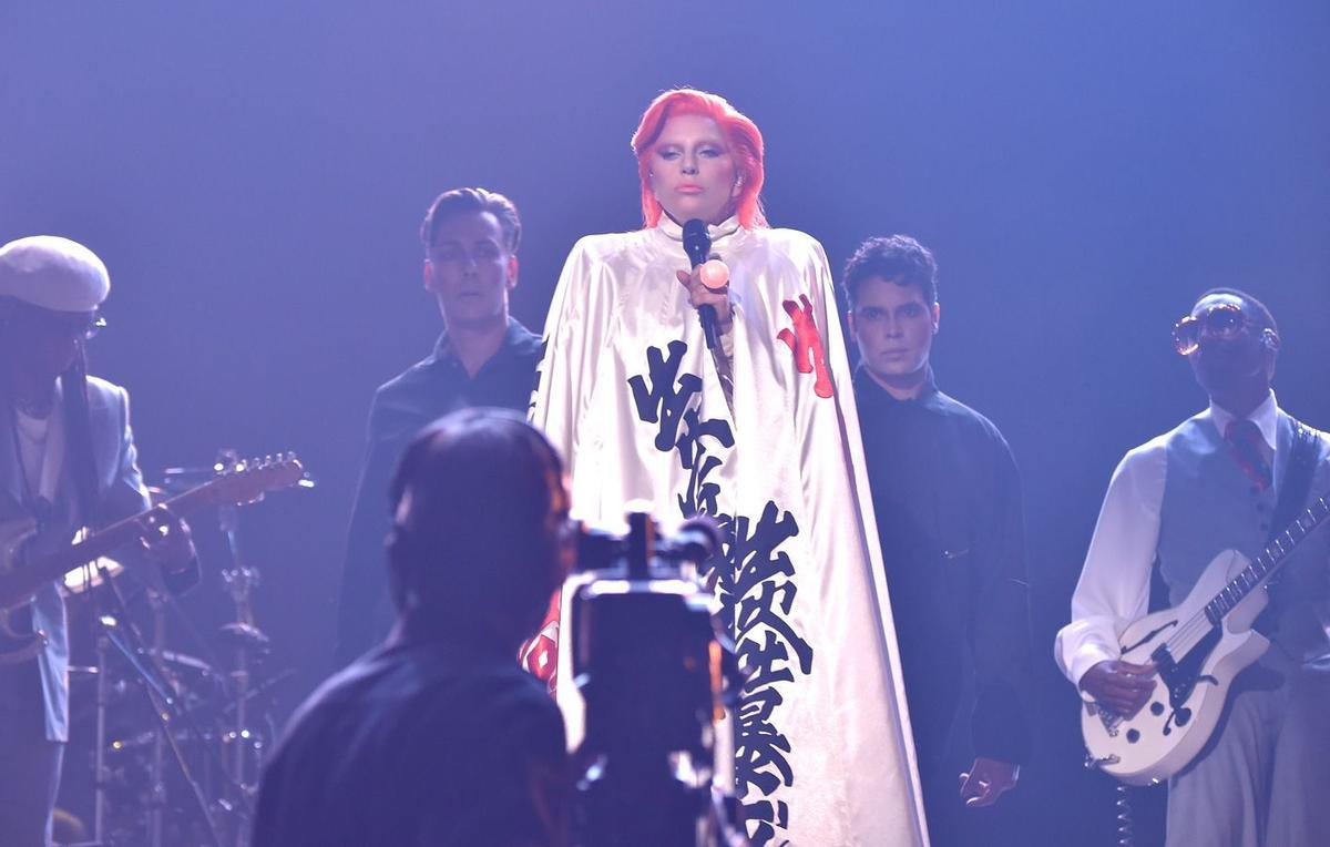 Lady Gaga con capa en los Premios Grammy 2016